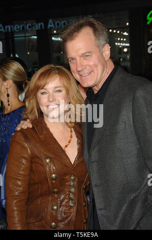 LOS ANGELES, CA. Le 06 décembre 2006 : Stephen COLLINS & épouse FAYE GRANT, du Los Angeles première de son nouveau film 'Blood Diamond' au Grauman's Chinese Theatre, à Hollywood. Photo : Paul Smith / Featureflash Banque D'Images