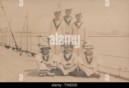 Vintage Carte postale photographique montrant les marins de la Marine royale britannique H.M.S Comus Banque D'Images