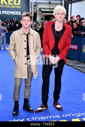 Connor Ball (à gauche) et Tristan Evans de la VAMP participant à la très méchants, scandaleusement mal et Vile Première européenne tenue à l'Curzon Mayfair, Londres. Banque D'Images