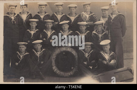 Vintage Carte postale photographique montrant des marins de la Marine royale britannique de H.M.S.Neptune Banque D'Images