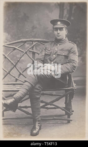 Vintage Carte postale photographique de la Seconde Guerre mondiale, un soldat de l'armée britannique Banque D'Images