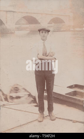 Vintage 1911 Richmond, Surrey Carte postale photographique d'un jeune homme appelé George portant une casquette. Semble être un Accompagnateur Nautique Banque D'Images