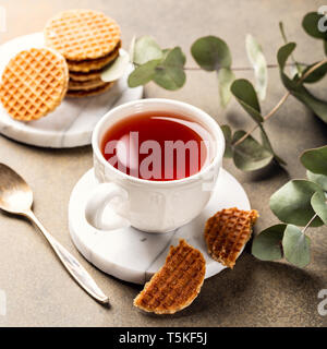Tasse de thé avec syrupwaffles cookies Banque D'Images