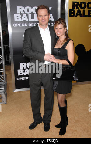 LOS ANGELES, CA. Le 13 décembre 2006 : JACK COLEMAN - star de 'Heroes' - & épouse BETH TOUSSAINT lors de la première mondiale de "Rocky Balboa" au Grauman's Chinese Theatre, à Hollywood. Photo : Paul Smith / Featureflash Banque D'Images