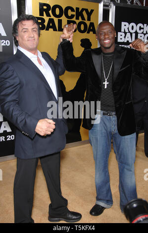 LOS ANGELES, CA. Le 13 décembre 2006 : Sylvester Stallone (à gauche) & ANTONIO TARVER lors de la première mondiale de son nouveau film "Rocky Balboa" au Grauman's Chinese Theatre, à Hollywood. Photo : Paul Smith / Featureflash Banque D'Images