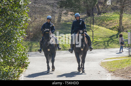 Les agents de police du NYPD en patrouille à cheval à Prospect Park, dans le quartier de Brooklyn, New York. Banque D'Images