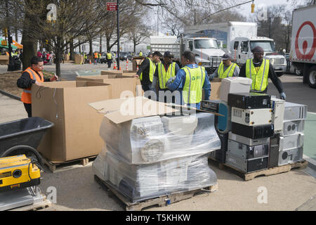 Environnement Les New-yorkais drop off old electronics, de médicaments et de déchets chimiques ménagers dangereux comme les peintures au 'zéro déchets en décharge Projet' organisé par la ville de New York. Le parc Prospect chute à Brooklyn, New York. Banque D'Images