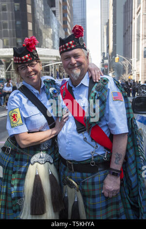 Le défilé annuel de tartan à New York apporte Scotts et personnes d'origine écossaise du US ainsi que les bandes de cornemuses et tambours d'Écosse. Cornemuseurs de l'état de New York. Banque D'Images