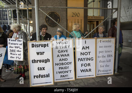 Engagé depuis longtemps la paix et les militants anti-guerre démontrer et de sensibiliser les passants sur Tax Day, le 15 avril, en face de l'Internal Revenue Service bureaux sur Broadway dans le centre-ville de Manhattan américains disent de ne pas donner l'argent de leurs impôts à des fins militaires. Banque D'Images