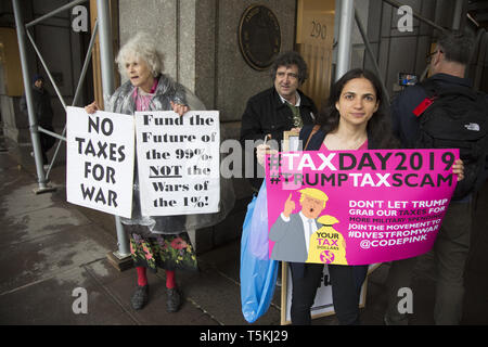 Engagé depuis longtemps la paix et les militants anti-guerre démontrer et de sensibiliser les passants sur Tax Day, le 15 avril, en face de l'Internal Revenue Service bureaux sur Broadway dans le centre-ville de Manhattan américains disent de ne pas donner l'argent de leurs impôts à des fins militaires. Banque D'Images