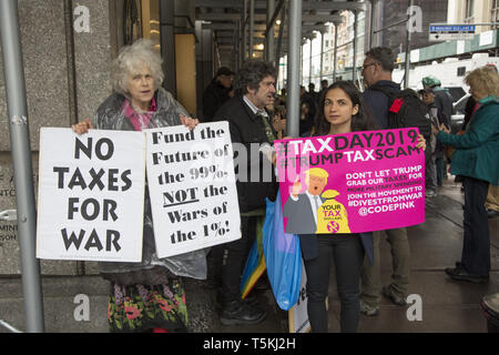 Engagé depuis longtemps la paix et les militants anti-guerre démontrer et de sensibiliser les passants sur Tax Day, le 15 avril, en face de l'Internal Revenue Service bureaux sur Broadway dans le centre-ville de Manhattan américains disent de ne pas donner l'argent de leurs impôts à des fins militaires. Banque D'Images