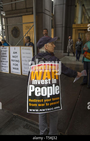 Engagé depuis longtemps la paix et les militants anti-guerre démontrer et de sensibiliser les passants sur Tax Day, le 15 avril, en face de l'Internal Revenue Service bureaux sur Broadway dans le centre-ville de Manhattan américains disent de ne pas donner l'argent de leurs impôts à des fins militaires. Banque D'Images