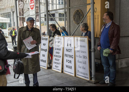 Engagé depuis longtemps la paix et les militants anti-guerre démontrer et de sensibiliser les passants sur Tax Day, le 15 avril, en face de l'Internal Revenue Service bureaux sur Broadway dans le centre-ville de Manhattan américains disent de ne pas donner l'argent de leurs impôts à des fins militaires. Banque D'Images