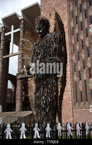 Le couteau Angel sculpture à l'extérieur de la cathédrale de Coventry Banque D'Images