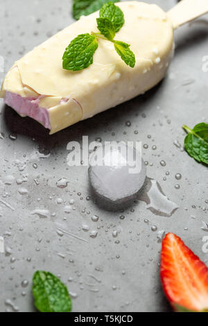 Mordu de la crème glacée de popsicle,chocolat fraise chocolat sur la table Banque D'Images