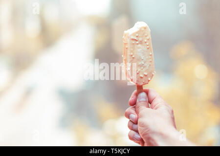 Personne titulaire d'un ice cream couverts de chocolat Banque D'Images