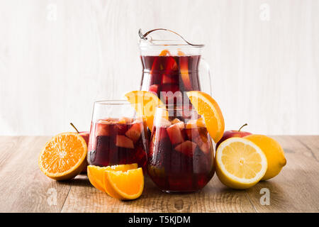 Vin rouge sangria dans les verres sur la table en bois. Banque D'Images