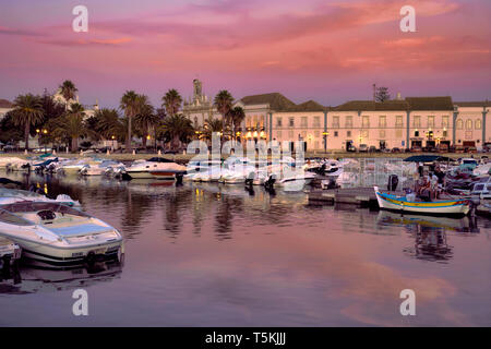 Le Portugal, l'Algarve, Faro, la marina au crépuscule, l'Arco da Vila en arrière-plan Banque D'Images