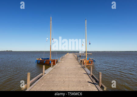 Auswanderer, ancienne en bois navigation bateaux amarrés à la jetée sur le lac de Steinhude / Steinhuder Meer en été, Mardorf, Basse-saxe / Niedersachsen, Allemagne Banque D'Images