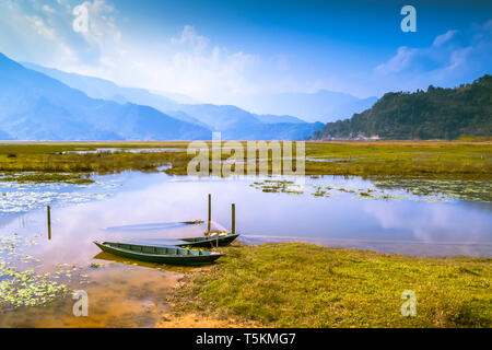 Augmentation de la base de l'eau champ,pour l'aide agricole et bateaux long view hills.Pokhara Népal.Rural Beauté de Pokhara au Népal. Banque D'Images