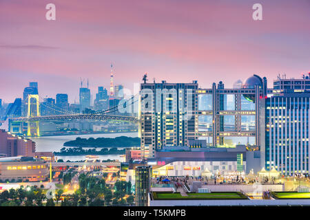 Tokyo, Japon paysage urbain d'Odaiba au crépuscule de toute la baie de Tokyo. Banque D'Images