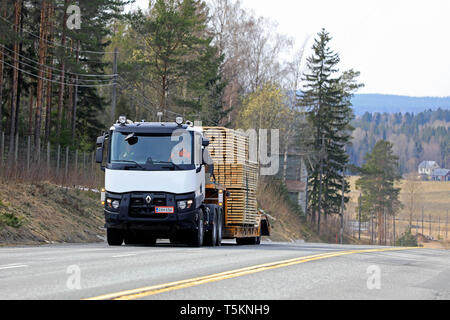 Salo, Finlande - le 19 avril 2019 : Renault Trucks blanc distances semi une grande charge de bois sur remorque col de cygne, le long de la route un jour de printemps. Banque D'Images