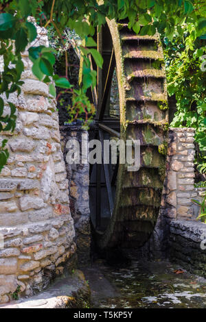 Roue en bois d'un ancien moulin à eau dans un musée en plein air, des jardins botaniques de Balchik et palais de la résidence d'été de la reine roumaine Mar Banque D'Images