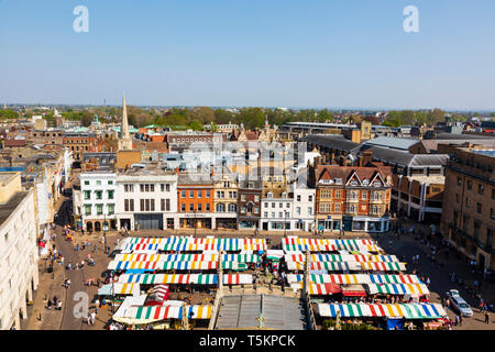 Le centre-ville Market Hill lieu plein de stands colorés. Vu depuis le sommet de la grande église de St Mary's.Cambridge, Cambridgeshire Banque D'Images