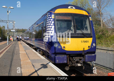 Un Scotrail Class 170 Turbostar diesel train au quai 3 de la gare Anniesland en arrivant de Glasgow Queen Street high level. Banque D'Images