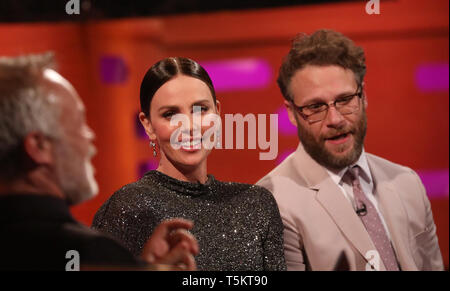 (De gauche à droite) l'hôte Graham Norton, Charlize Theron et Seth Rogen pendant le tournage pour le Graham Norton Show à BBC Television Centre 6 Studioworks, Wood Lane, Londres, pour être diffusé sur BBC One le vendredi soir. Banque D'Images