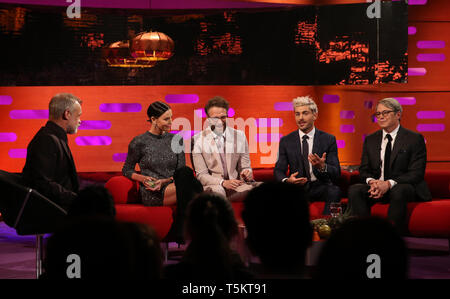 (De gauche à droite) l'hôte Graham Norton, Charlize Theron, Seth Rogen, Zac Efron et Matthew Broderick pendant le tournage pour le Graham Norton Show à BBC Television Centre 6 Studioworks, Wood Lane, Londres, pour être diffusé sur BBC One le vendredi soir. Banque D'Images