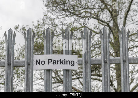 No Parking sign sur la clôture d'une zone industrielle, la métaphore 'règles', 'obéir'. Banque D'Images