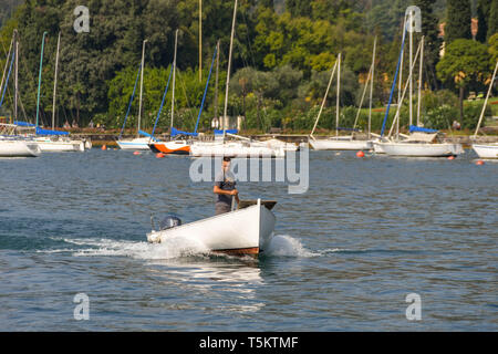 GARDA, Lac de Garde, ITALIE - Septembre 2018 : petit bateau de pêche de retour au port de garde. Banque D'Images