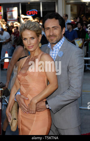 26 juin 2012 - Hollywood, Californie, États-Unis - Stefanie Sherk et Demian Le bichir lors de la première du nouveau film d'Universal Pictures de sauvages, qui s'est tenue au Théâtre du Village, le 25 juin 2012, à Los Angeles.(Image Crédit : © Michael Germana/Globe Photos/ZUMAPRESS.com) Banque D'Images