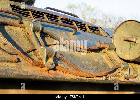 Côté d'un tank soviétique T-34 rouillés avec un fil d'acier à Sanok. La Pologne, l'Europe. Banque D'Images