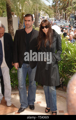 CANNES, FRANCE. 08 janvier 2006 : l'actrice Monica BELLUCCI & acteur Eric Cantona au photocall pour 'Le Deuxième Souffle' à la 59e Annual International Film Festival de Cannes. © 2006 Paul Smith / Featureflash Banque D'Images