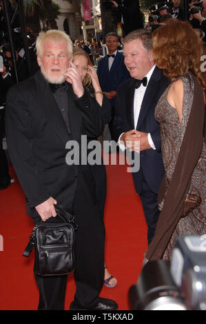 CANNES, FRANCE. 21 mai 2006 : l'acteur Nick Nolte (à gauche) avec William Shatner et date au gala 'Over the Hedge' à la 59e Annual International Film Festival de Cannes. © 2006 Paul Smith / Featureflash Banque D'Images