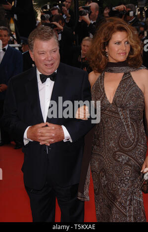 CANNES, FRANCE. 21 mai 2006 : l'acteur William Shatner et date au gala 'Over the Hedge' à la 59e Annual International Film Festival de Cannes. © 2006 Paul Smith / Featureflash Banque D'Images