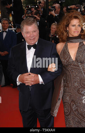 CANNES, FRANCE. 21 mai 2006 : l'acteur William Shatner et date au gala 'Over the Hedge' à la 59e Annual International Film Festival de Cannes. © 2006 Paul Smith / Featureflash Banque D'Images