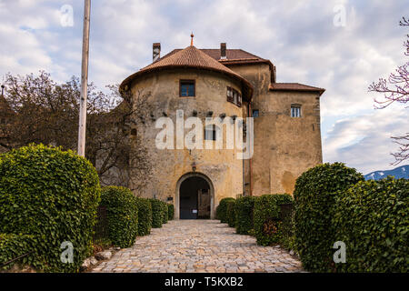 Entrée du château de Scena (Schenna) près de Meran. Schenna, Province de Bolzano, le Tyrol du Sud, Italie. Banque D'Images