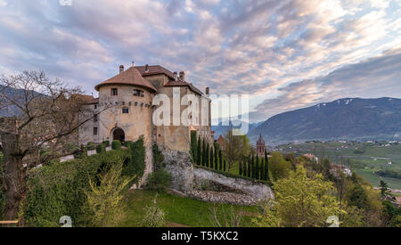 Panorama du Château Schenna (Scena) près de Meran au coucher du soleil. Schenna, Province de Bolzano, le Tyrol du Sud, Italie. Banque D'Images