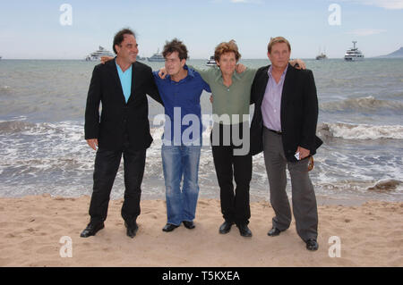 CANNES, FRANCE. 21 mai 2006 : réalisateur Oliver Stone (à gauche) avec des acteurs Charlie Sheen, Tom Berenger et Willem Dafoe au photocall pour anniversaire spécial 'Platoon' à la 59e Annual International Film Festival de Cannes. © 2006 Paul Smith / Featureflash Banque D'Images