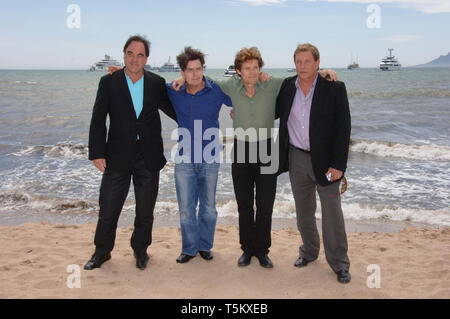 CANNES, FRANCE. 21 mai 2006 : réalisateur Oliver Stone (à gauche) avec des acteurs Charlie Sheen, Tom Berenger et Willem Dafoe au photocall pour anniversaire spécial 'Platoon' à la 59e Annual International Film Festival de Cannes. © 2006 Paul Smith / Featureflash Banque D'Images