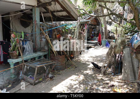 Koh Panyi, Thaïlande. 08Th Mar, 2019. Les maisons construites sur pilotis dans le village de pêcheurs musulmans de Koh Panyi. Le village est entièrement construit sur pilotis et flotte dans l'eau, a une école, une mosquée et un centre communautaire musulman. Les habitants sont musulmans nomades de la mer. Crédit : Alexandra Schuler/dpa/Alamy Live News Banque D'Images