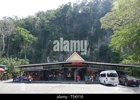 04 mars 2019, la Thaïlande, Takua Thung : La zone d'entrée de Wat Suwan Kuha, également appelé Wat Tham ('cave temple'). C'est un temple bouddhiste dans le district (Amphoe) Takua Thung dans la province de Phang Nga (Phangnga) dans le nord-ouest de la Thaïlande du sud. Il se compose de plusieurs grottes calcaires avec des statues de Bouddha. Une attraction spéciale pour un grand nombre de visiteurs sont les nombreux macaque qui gambadent dans l'avant-cour. Photo : Alexandra Schuler/dpa Banque D'Images