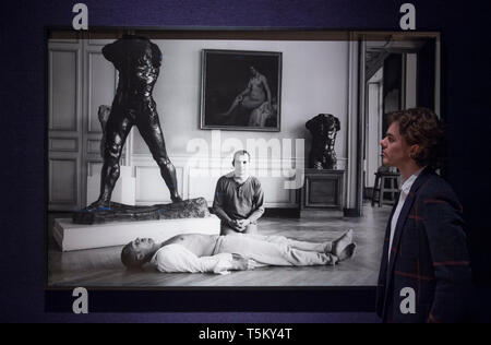 Londres, Royaume-Uni. 25 avril, 2019. Moderne et Contemporain Bonhams vente d'art du Moyen-Orient prévisualiser à New Bond Street. Image : Reza Aramesh (Iran). Action 87, 2010. Estimation £12 000 à 15 000. Credit : Malcolm Park/Alamy Live News. Banque D'Images