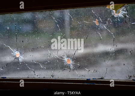 D'Anantnag, Jammu-et-Cachemire, en Inde. Apr 25, 2019. Trous de balle sur une fenêtre après une fusillade entre des militants et les forces du gouvernement indien dans Bijbehara.Dans une fusillade avant l'aube le jeudi, deux militants ont été tués par les forces du Gouvernement indien dans Anantang Bijbehara au sud de Srinagar, Cachemire sous administration indienne, a annoncé la police. Credit : Idrees Abbas/SOPA Images/ZUMA/Alamy Fil Live News Banque D'Images