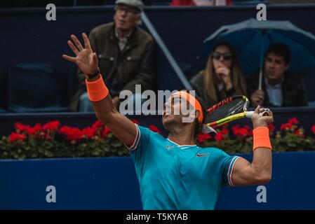 Barcelone, Espagne. Apr 25, 2019. RAPHAEL NADAL (ESP) renvoie la balle à David Ferrer (ESP) pendant la journée 4 de l'Open de Barcelone Banc Sabadell' 2019. Credit : Matthias Rickenbach/Alamy Live News Banque D'Images