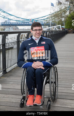 Londres, Royaume-Uni. 25 avr 2019. Daniel Romanchuk(USA) assiste à la marathon de Londres les athlètes en fauteuil roulant une séance qui a eu lieu à l'extérieur de l'hôtel Tower avec le Tower Bridge en arrière-plan avant le marathon le dimanche. Credit : Keith Larby/Alamy Live News Banque D'Images