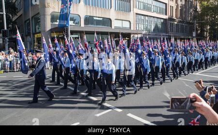 Sydney, Australie. Apr 25, 2019. Présence dans la rue mars lors d'un événement célébrant le jour de l'Anzac à Sydney, Australie, le 25 avril 2019. Célébrée chaque année le 25 avril, l'Anzac Day est l'Australie et la Nouvelle-Zélande la journée nationale de commémoration pour le personnel qui sont morts dans les guerres, les conflits et les opérations de maintien de la paix. Credit : Zhu Jingyun Business/Xinhua/Alamy Live News Banque D'Images